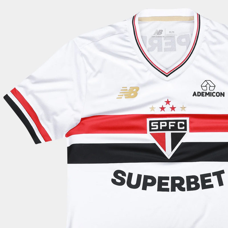 Detalhe da gola V da Camisa São Paulo 25/26 Home Torcedor New Balance Masculina com o símbolo do tricampeão mundial.